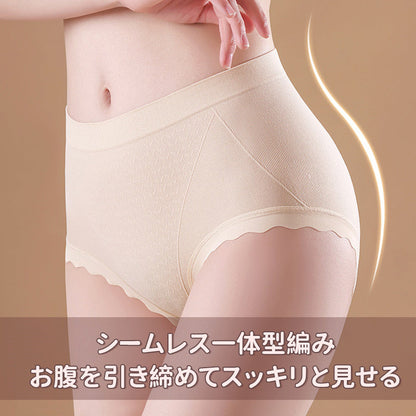 シームレスショーツ | シームレス技術を採用し、お尻に食い込まない。シルククロッチがデリケート箇所をケアし、着心地がよく安心感たっぷり。